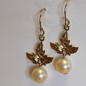 Vintage Earrings Hoop Gold tone Leaf Faux pearl winter classic